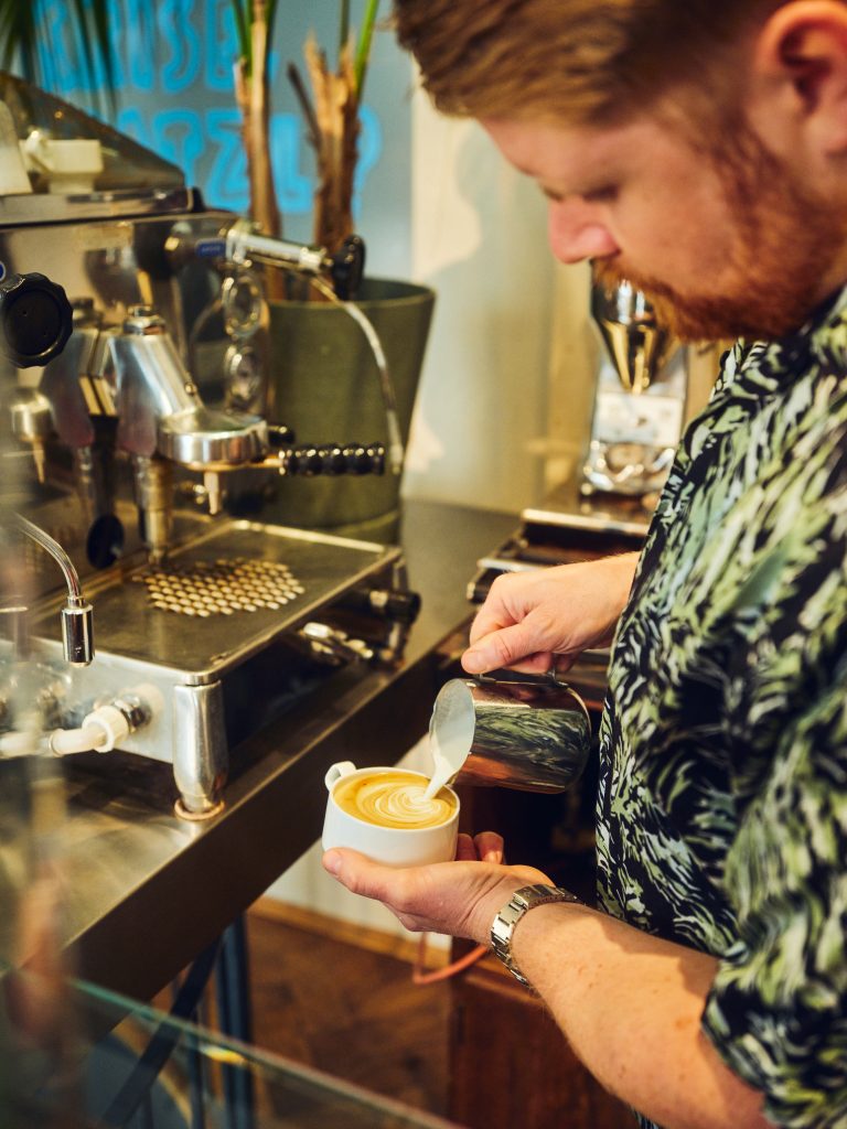 Friseur München David Fechner macht Kaffee 2023