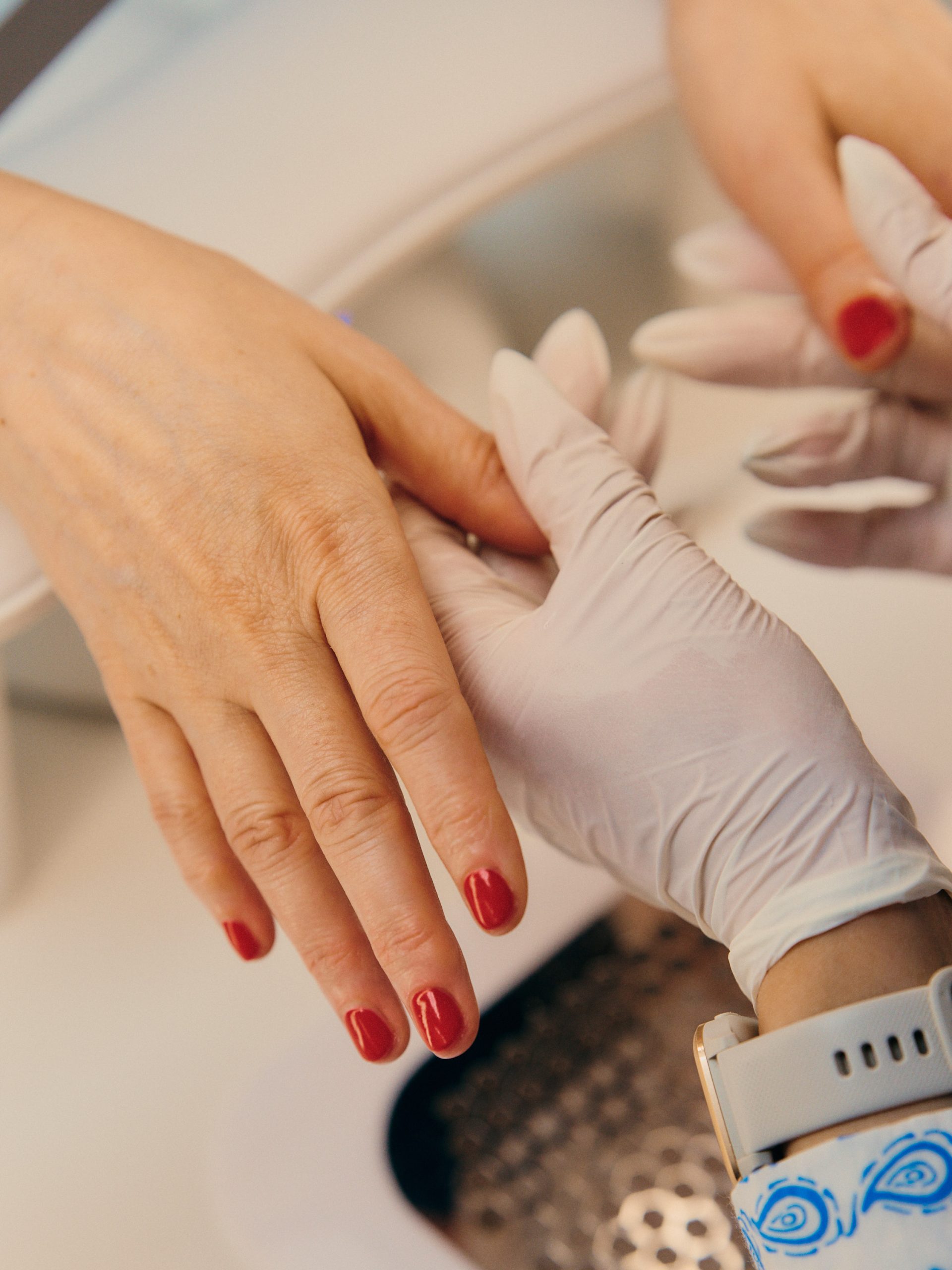 Friseur_Muenchen_David_Fechner_Nagelstudio_München_shellac_rot_mani